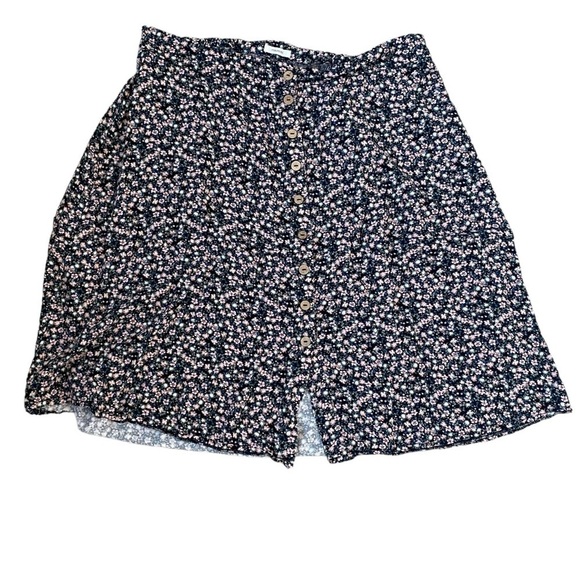 Maurices XL floral button down skirt size 18. Flowers on black background. - Picture 1 of 5